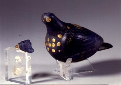 حمامة وقلادة نذرية على شكل رأس ثيران ، من سوسا ، جنوب غرب إيران ، c.1150 قبل الميلاد (اللازورد والذهب) (انظر أيضًا 214127) بواسطة العيلامية